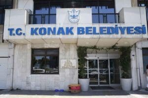 Konak Belediyesi, belediyede&nbsp;g&ouml;rev yapan bir memurun polis ekiplerinin r&uuml;şvet alırken,