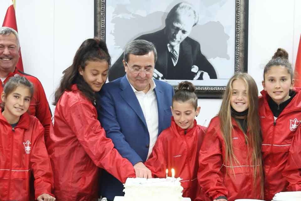 23 Nisan Futbol Turnuvası kapsamında T&uuml;rkiye finaline y&uuml;kselen Konak Belediyespor