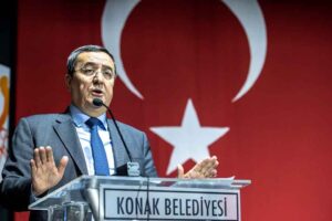 Konak il&ccedil;esinde faaliyet g&ouml;steren amat&ouml;r spor kul&uuml;plerine destek t&ouml;reninde konuşan