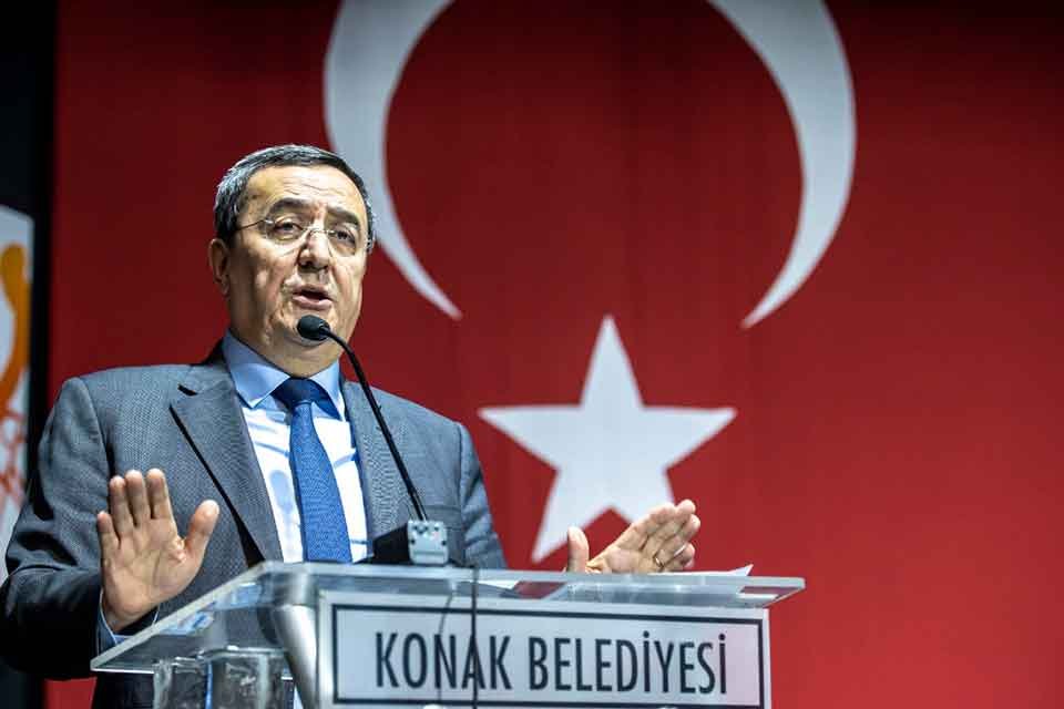 Konak il&ccedil;esinde faaliyet g&ouml;steren amat&ouml;r spor kul&uuml;plerine destek t&ouml;reninde konuşan