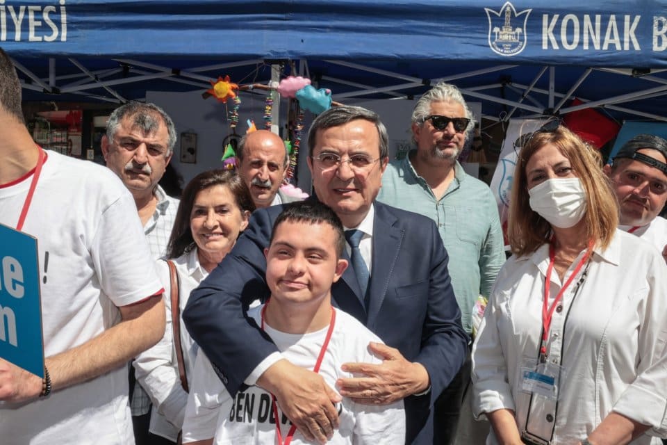Konak Engelsiz Yaşam K&ouml;y&uuml; &ouml;ğrencileri, Engelliler Haftası&rsquo;nda d&uuml;zenledikleri etkinlikle farkındalık