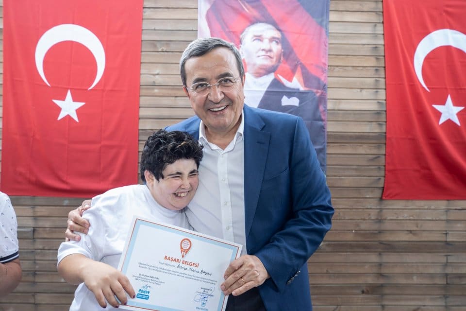 Konak Engelsiz Yaşam K&ouml;y&uuml;&rsquo;nde eğitim yılının bitimi etkinliklerle kutlandı. &Ouml;zel