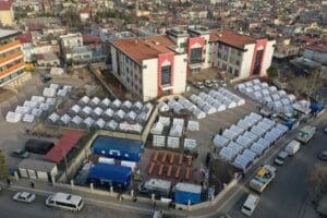 Konak Belediyesi&rsquo;nin Kahramanmaraş&rsquo;ta Dulkadiroğlu İlkokulu&rsquo;nun bah&ccedil;esini yaşam alanına &ccedil;evirerek kurduğu