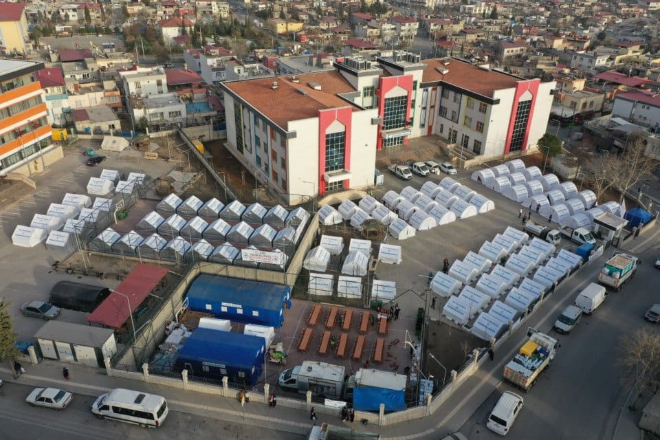 Konak Belediyesi&rsquo;nin Kahramanmaraş&rsquo;ta Dulkadiroğlu İlkokulu&rsquo;nun bah&ccedil;esini yaşam alanına &ccedil;evirerek kurduğu
