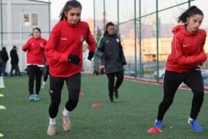 Konak Belediyespor Kadın Futbol Takımı, Trabzon ma&ccedil;ı &ouml;ncesi kendilerini antrenmanda