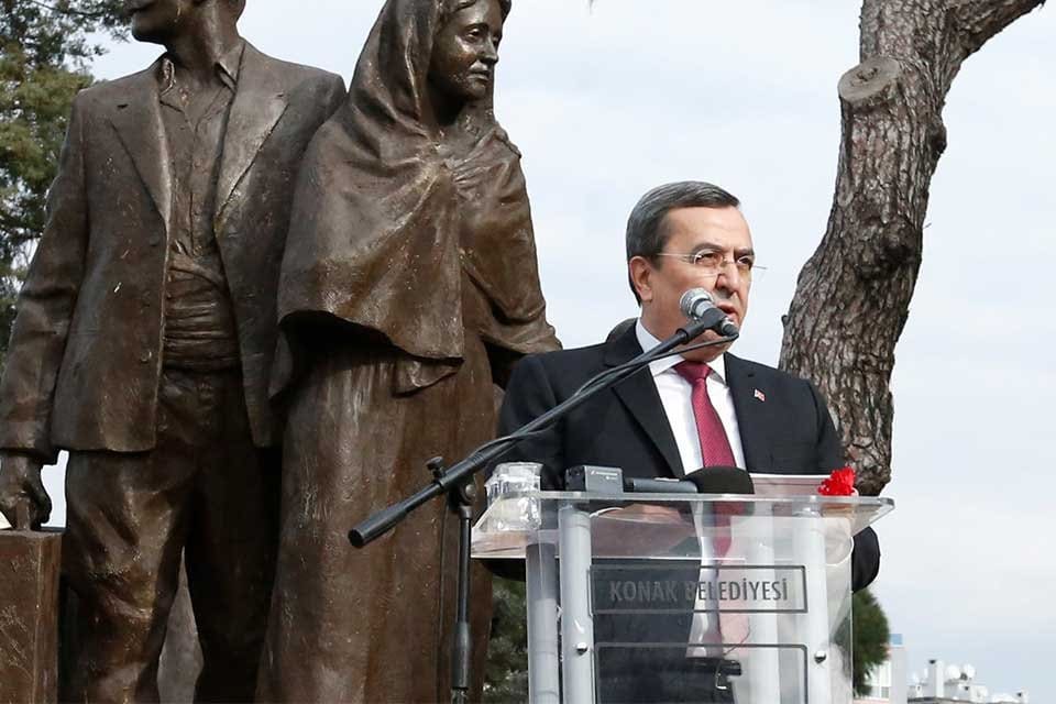 M&uuml;badelenin 99&rsquo;uncu yıld&ouml;n&uuml;m&uuml; Konak Belediyesi&rsquo;nin M&uuml;badele Anıtı &ouml;n&uuml;nde d&uuml;zenlediği t&ouml;renle