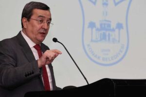 Konak Belediye Başkanı Abd&uuml;l Batur, İzmir&rsquo;deki 11 Roman derneğiyle bir