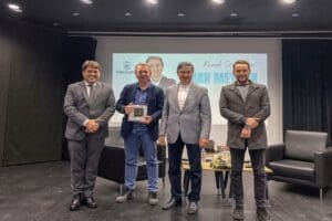 Konak Belediyesi&rsquo;nin d&uuml;zenlediği Konak S&ouml;yleşilerine konuk olan tarih&ccedil;i, yazar Sinan