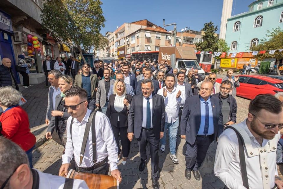 Konak Belediyesi&rsquo;nin G&uuml;ltepe Atat&uuml;rk Meydanı&rsquo;nda ger&ccedil;ekleştirdiği 23 Nisan Ulusal Egemenlik