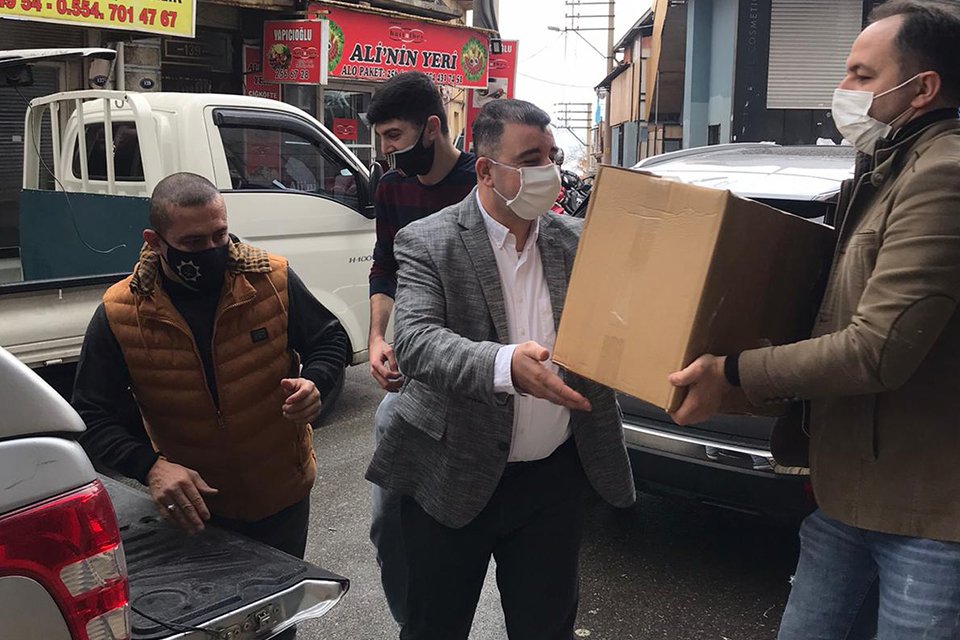 AK Parti Konak İlçe Başkanı Mehmet Sait Başdaş, koronavirüsle mücadele