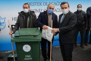 Apartman görevlilerine konteyner, temizlik setleri ve hijyen paketleri dağıtımını başlatan