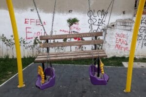 Konak'ta Levent Mahallesi&rsquo;nin tek parkı kullanılamaz hale geldi. Parka b&uuml;y&uuml;k