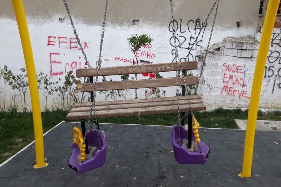 Konak'ta Levent Mahallesi&rsquo;nin tek parkı kullanılamaz hale geldi. Parka b&uuml;y&uuml;k