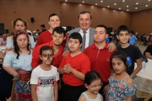 CHP Konak İl&ccedil;e &ouml;rg&uuml;t&uuml;n&uuml;n &ccedil;ocuklar i&ccedil;in d&uuml;zenlediği bayram etkinliğine katılan