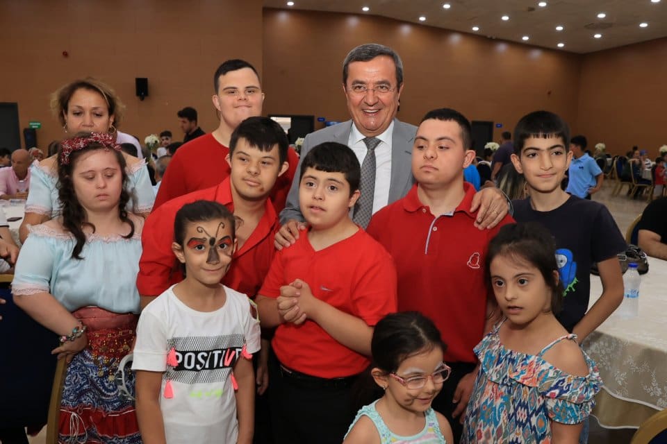 CHP Konak İl&ccedil;e &ouml;rg&uuml;t&uuml;n&uuml;n &ccedil;ocuklar i&ccedil;in d&uuml;zenlediği bayram etkinliğine katılan