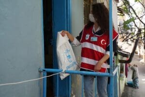 Konak Belediyesi&rsquo;nin, Ramazan ayında ihtiya&ccedil; sahibi ailelere sıcak yemek, &ccedil;ocuklara