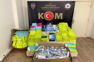 &nbsp; İzmir'de, polisin bir depoya d&uuml;zenlediği operasyonda, piyasa değeri 1