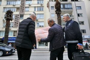 Konak Belediyesi&rsquo;nin il&ccedil;edeki binalarda yaptığı kolon kontrolleri s&uuml;rerken, Konak Belediye