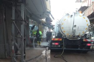 İzmir’de etkili olan ve gece saatlerinde şiddetini artıran kuvvetli sağanak