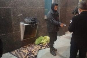 Yeni yıl &ouml;ncesi Konak&rsquo;ta yaşayan evsiz ve kimsesiz vatandaşlar, soğuktan