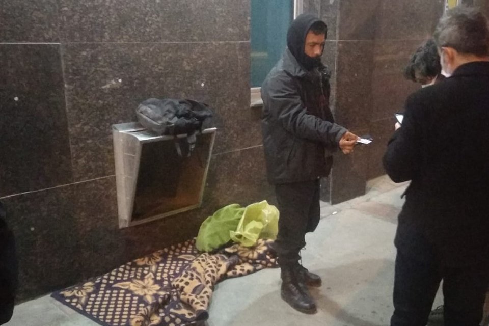 Yeni yıl &ouml;ncesi Konak&rsquo;ta yaşayan evsiz ve kimsesiz vatandaşlar, soğuktan