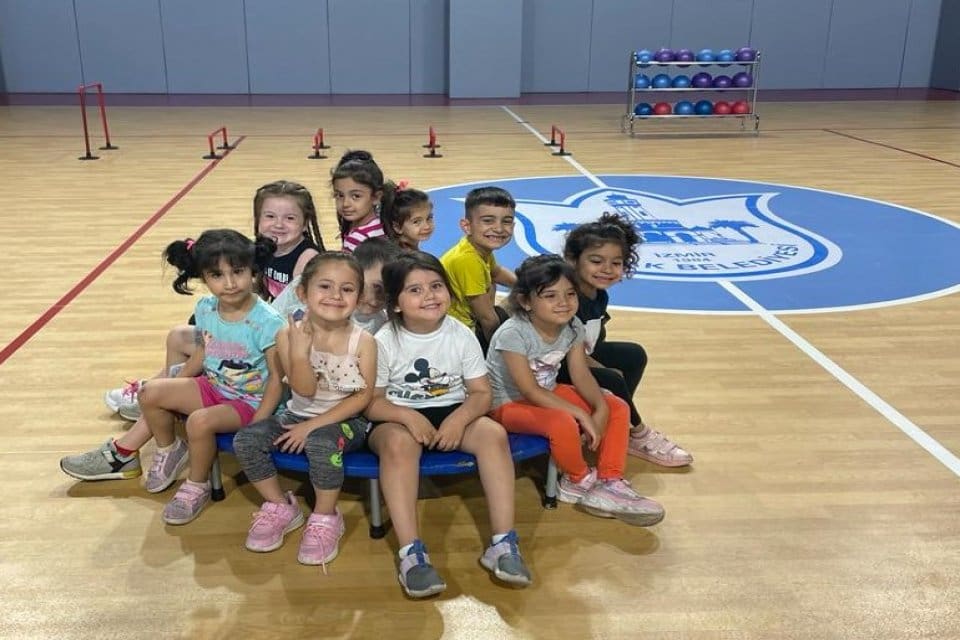 Konak Belediyesi&rsquo;nin spor ve semt merkezlerinde a&ccedil;tığı spor okullarına kayıtlar