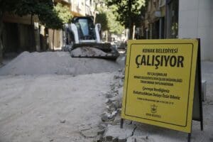 Konak&rsquo;ta tam kapanma s&uuml;reci tam &ccedil;alışmaya d&ouml;nd&uuml;. Sokaklardaki bakım, onarım