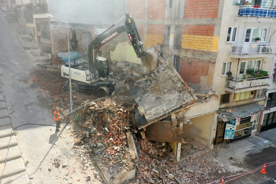 Konak Belediyesi Fen İşleri M&uuml;d&uuml;rl&uuml;ğ&uuml;ne bağlı yıkım ekipleri, Halilrıfatpaşa Caddesi
