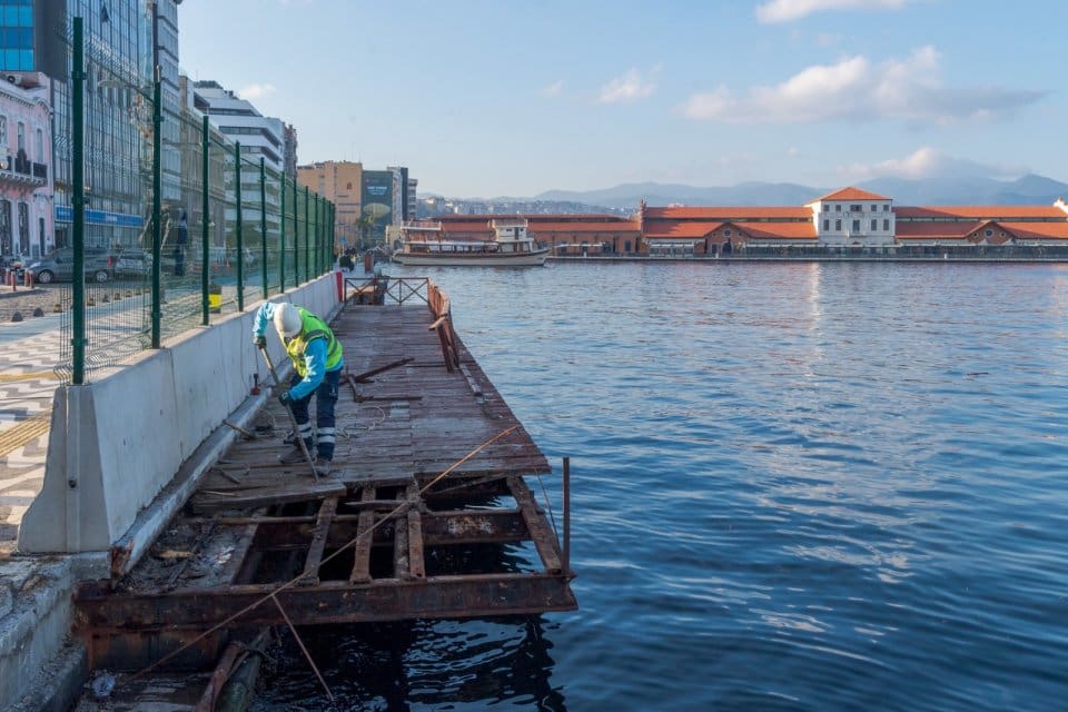 İzmir B&uuml;y&uuml;kşehir Belediyesi, deniz suyunun etkisiyle &ccedil;&uuml;r&uuml;yerek yurttaşların can ve