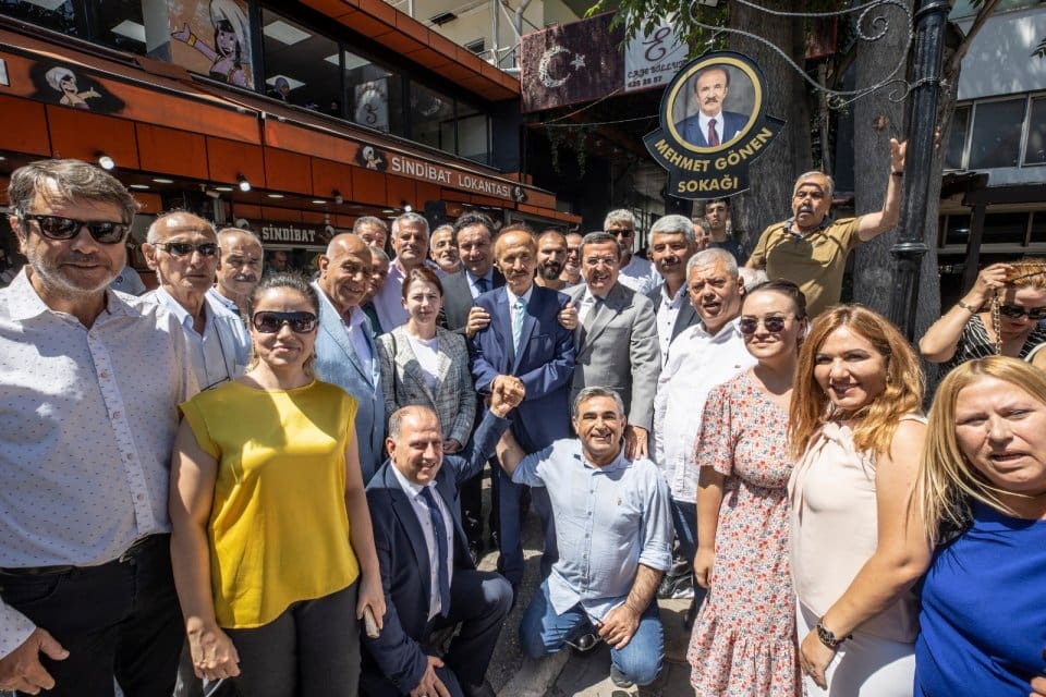 Konak Belediyesi, İzmir&rsquo;e ailesiyle birlikte yıllardır hizmet vermiş, Konak Belediyesi