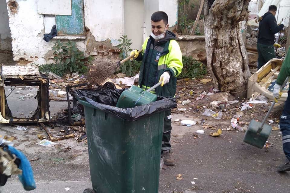 Konak Belediyesi Temizlik İşleri M&uuml;d&uuml;rl&uuml;ğ&uuml;ne bağlı ekipler Hilal ve Yenişehir&rsquo;de