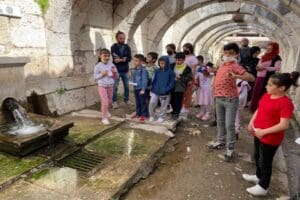 Konak Belediyesi, &ccedil;ocuklar i&ccedil;in hazırladığı eğlenirken &ouml;ğreten programıyla Konaklı minikleri