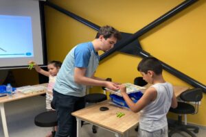 Konaklı &ccedil;ocuklar, Konak Belediyesi&rsquo;nin yaza &ouml;zel olarak hazırladığı, &uuml;cretsiz eğitim