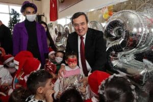 Konak Belediye Başkanı Abd&uuml;l Batur, İsmetpaşa Semt Merkezi&rsquo;nde d&uuml;zenledikleri &nbsp;yılbaşı