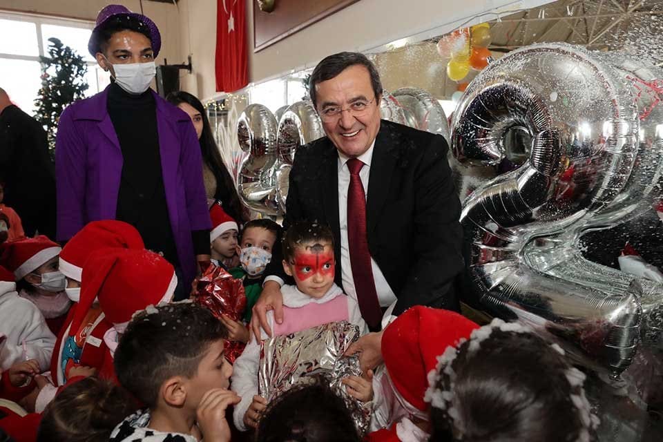Konak Belediye Başkanı Abd&uuml;l Batur, İsmetpaşa Semt Merkezi&rsquo;nde d&uuml;zenledikleri &nbsp;yılbaşı