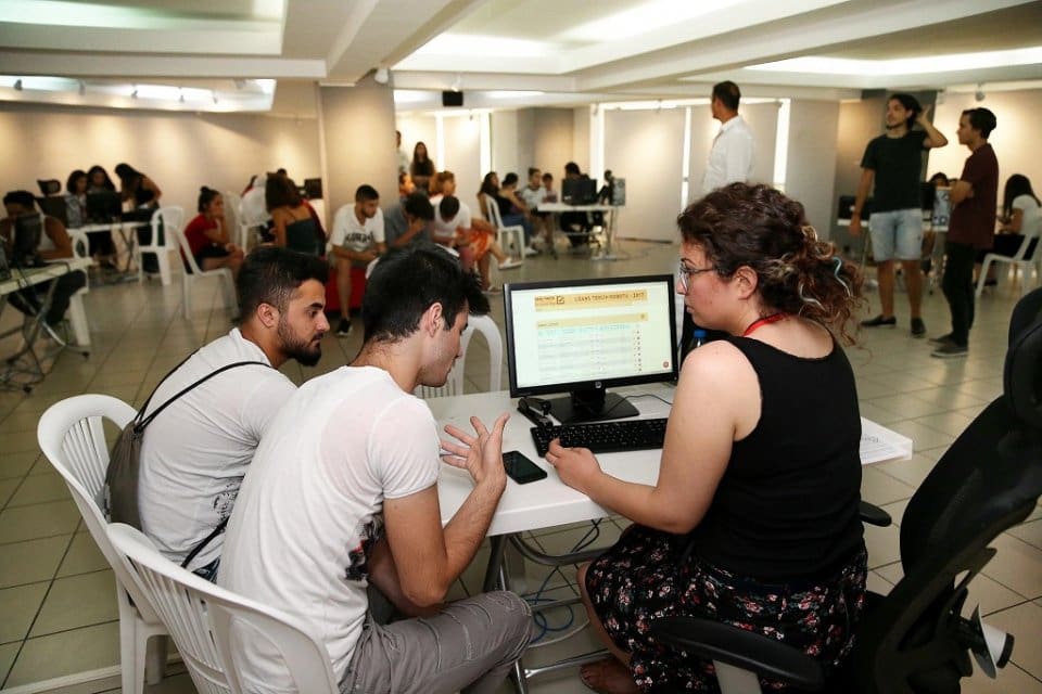 Konak Belediyesi&rsquo;nin &uuml;niversite tercihi yapacak gen&ccedil;lere &uuml;cretsiz danışmanlık hizmeti sağlayan