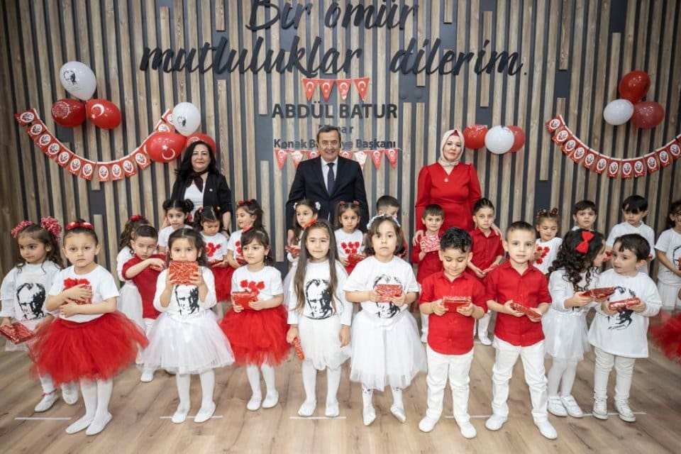 Konak Belediyesi Minikler Konağı &ouml;ğrencilerinin 23 Nisan g&ouml;sterisini izleyen Başkan