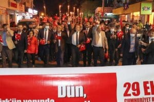 Konak Belediyesi&rsquo;nin G&uuml;ltepe&rsquo;de ger&ccedil;ekleştirdiği Cumhuriyet Kortejinde, Başkan Abd&uuml;l Batur &ouml;nc&uuml;l&uuml;ğ&uuml;nde