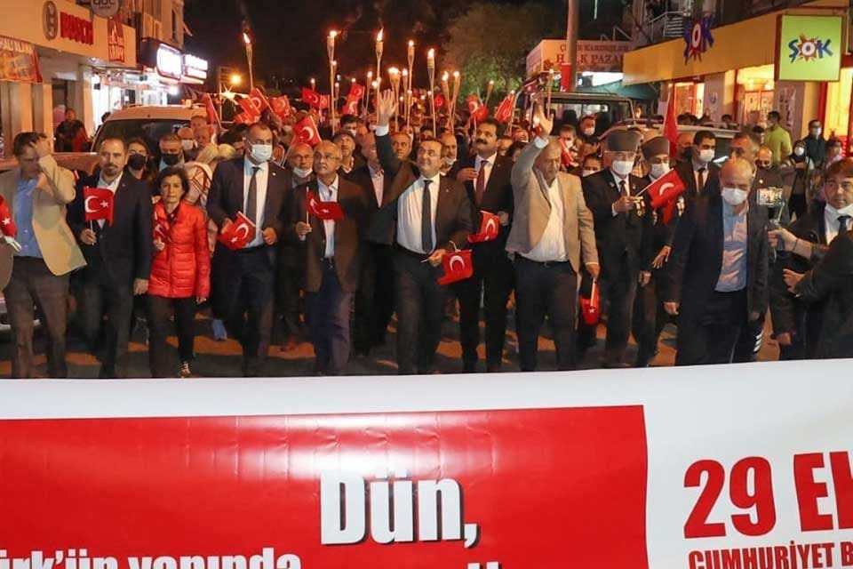 Konak Belediyesi&rsquo;nin G&uuml;ltepe&rsquo;de ger&ccedil;ekleştirdiği Cumhuriyet Kortejinde, Başkan Abd&uuml;l Batur &ouml;nc&uuml;l&uuml;ğ&uuml;nde