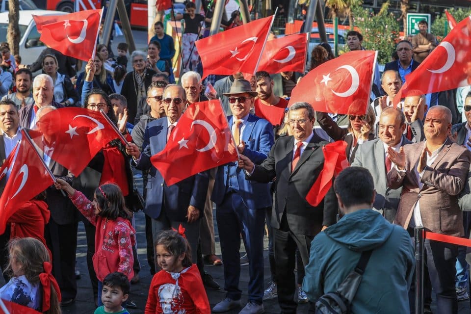 Konak Belediyesi&rsquo;nin kentin d&ouml;rt bir yanında ger&ccedil;ekleştirdiği Cumhuriyet Bayramı kutlama