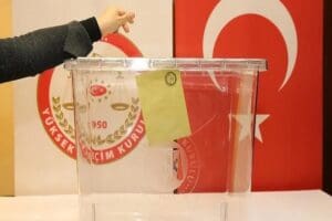KONDA'nın abonelerine hazırladığı anketten medyaya yansıyan verilere g&ouml;re AK Parti'nin