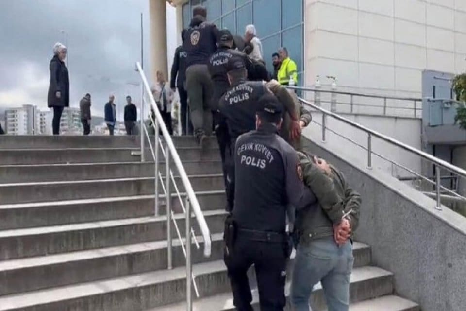 Hatay'ın İskenderun il&ccedil;esinde Sağlık Bakanlığı'na ait iki konteyneri &ccedil;aldığı iddia