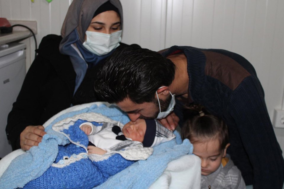 İzmir'de Seferihisar ilçesi açıklarında gerçekleşen 6.6 büyüklüğündeki deprem sonrası konteyner