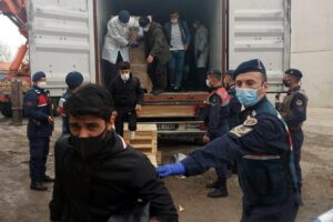 İzmir'in Torbalı ilçesinde, jandarma tarafından düzenlenen operasyonda deponun önünde bulunan