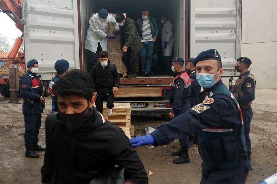 İzmir'in Torbalı il&ccedil;esinde, jandarma tarafından d&uuml;zenlenen operasyonda deponun &ouml;n&uuml;nde bulunan