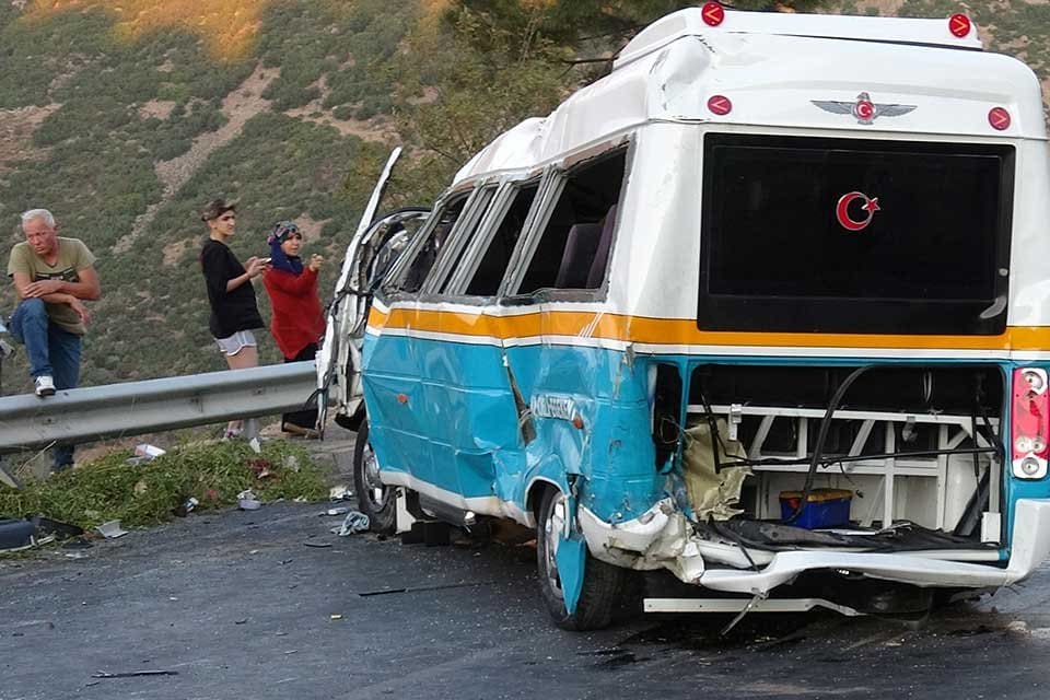 İzmir'in &Ccedil;iğli il&ccedil;esinde s&uuml;r&uuml;c&uuml;s&uuml;n&uuml;n kontrol&uuml;nden &ccedil;ıkan midib&uuml;s, karşı y&ouml;nden gelen