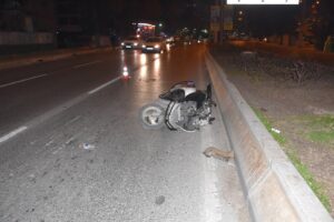 İzmir'in Karabağlar il&ccedil;esinde s&uuml;r&uuml;c&uuml;n&uuml;n kontrol&uuml;n&uuml; kaybettiği motosiklet &ouml;nce ağaca sonra