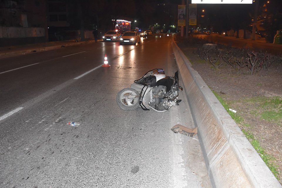 İzmir'in Karabağlar ilçesinde sürücünün kontrolünü kaybettiği motosiklet önce ağaca sonra