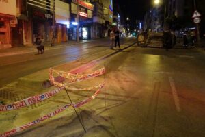 İzmir'in Buca il&ccedil;esinde, kanalizasyon &ccedil;alışmasından dolayı &ccedil;ekilmiş emniyet şeridini son