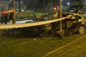 İZMİR'in Karşıyaka il&ccedil;esinde, s&uuml;r&uuml;c&uuml;s&uuml;n&uuml;n kontrol&uuml;nden &ccedil;ıkan otomobil, tramvay hattına girip,